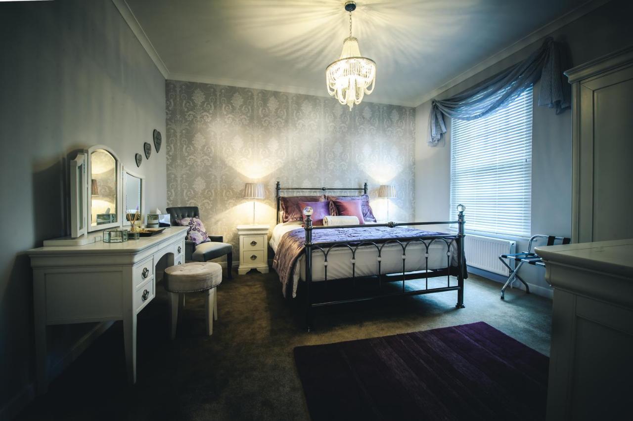 Country house De Courceys Manor & *