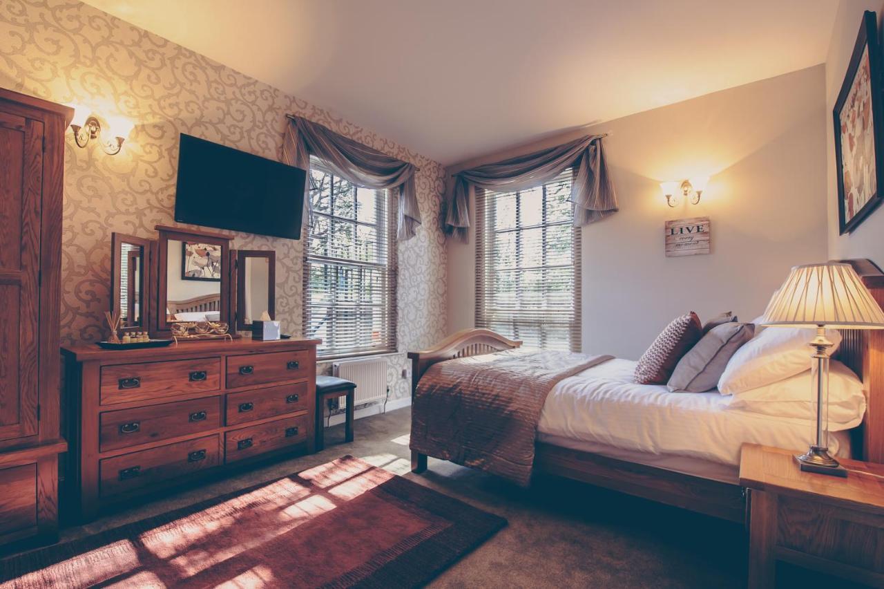 Country house De Courceys Manor & Cardiff